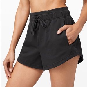 Lululemon inner glow short 3”